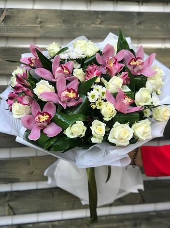 Букет цветов из: Розы и Хризантемы в Холбоне