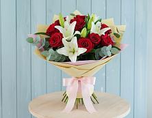 Букет цветов из:  Лилии и Розы в Холбоне