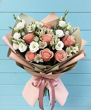 Букет цветов из:  Розы, Альстромерии и Лизиантусы #REPLACE_PRED# Холбоне