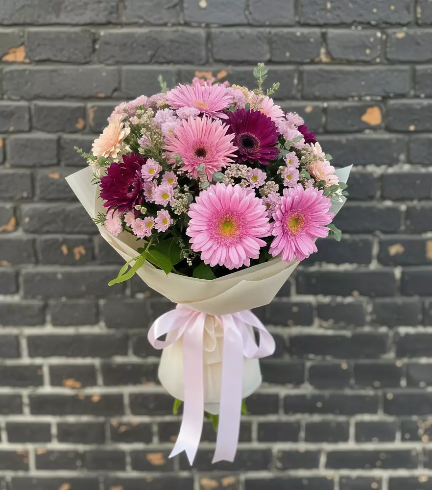 Букет цветов из: Герберы и Хризантемы в Холбоне