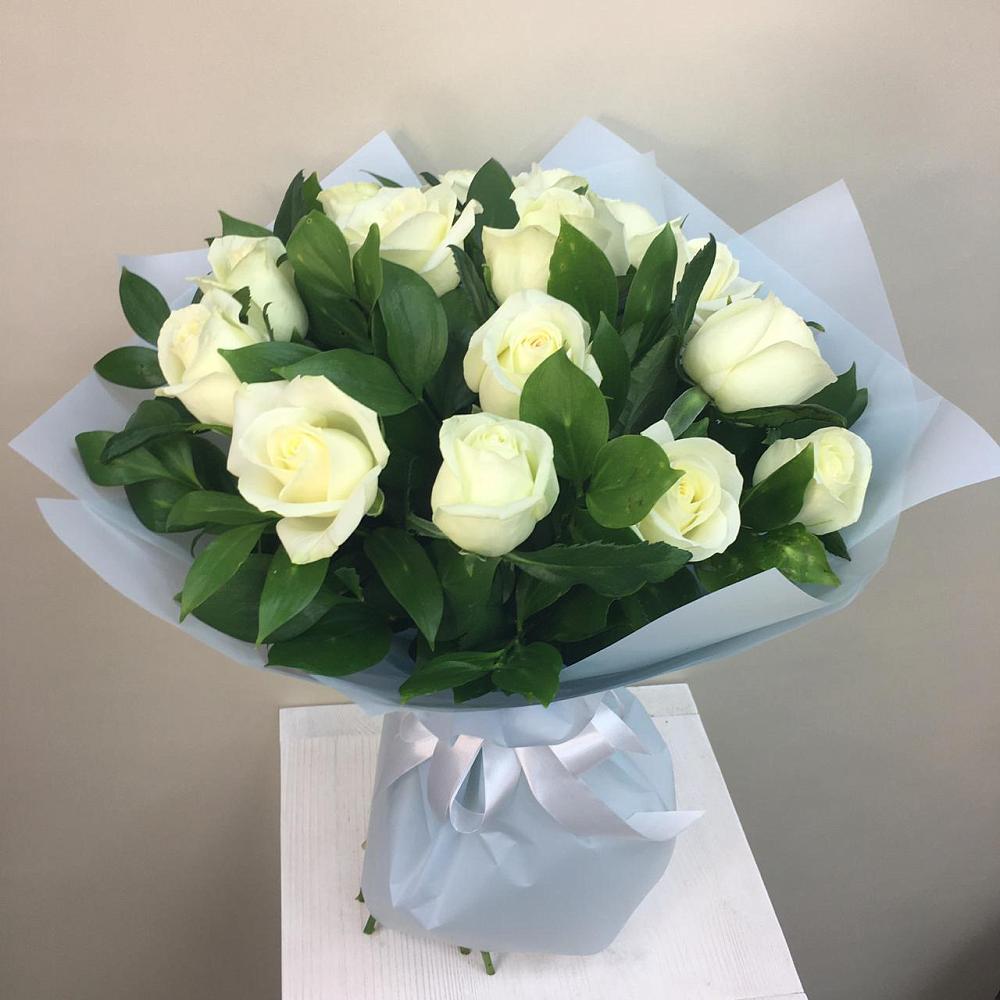 Букет 15 Белых роз Проуд в Холбоне