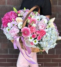 Композиция солнечный день в Холбоне Цветочная композиция из Розы, Хризантемы, Пионы и Лизиантусы в корзине в Холбоне