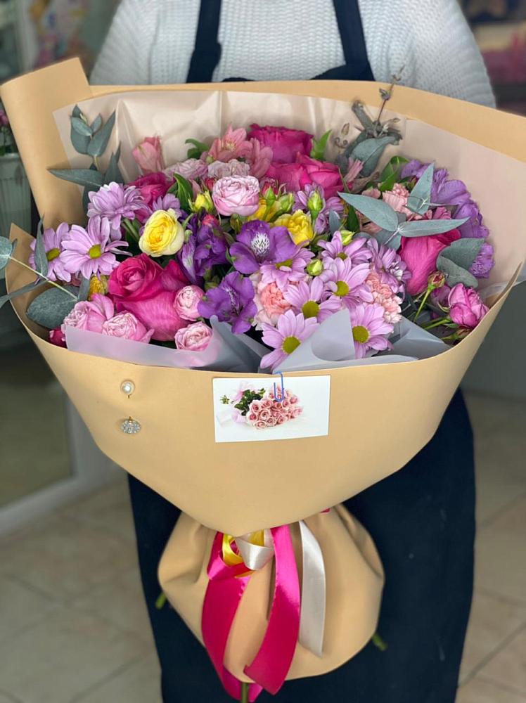 Букет цветов из: Хризантемы, Гвоздики и Альстромерии в Холбоне