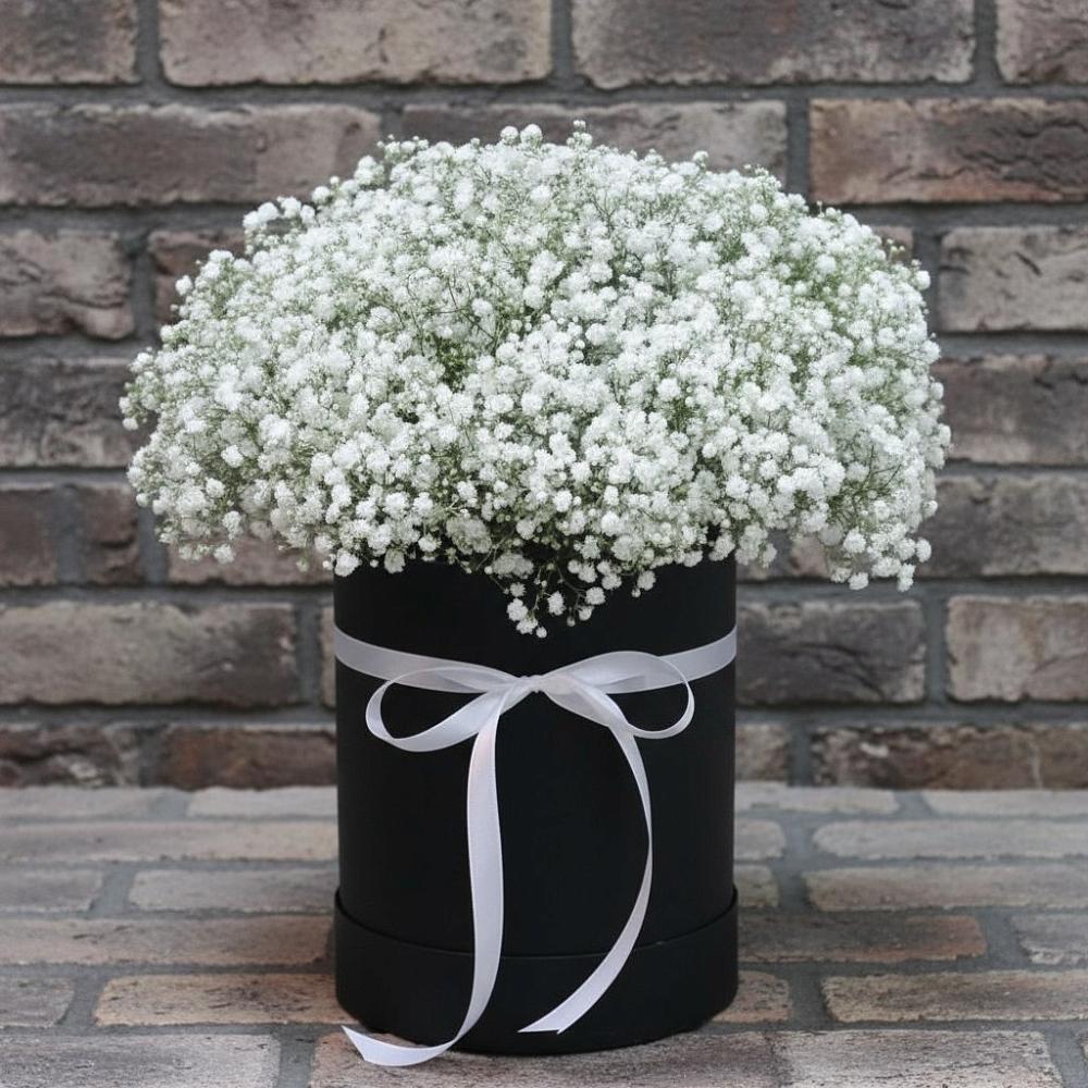 Цветочная композиция из Гипсофила в шляпной коробке в Холбоне