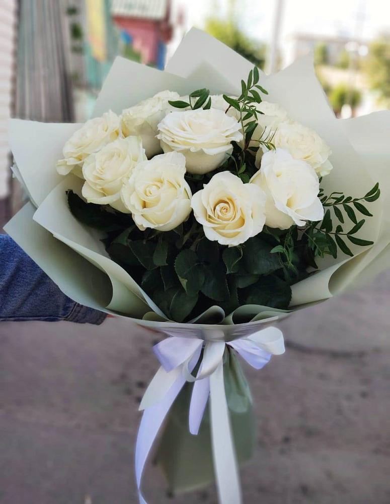 Букет Белые розы Проуд в Холбоне
