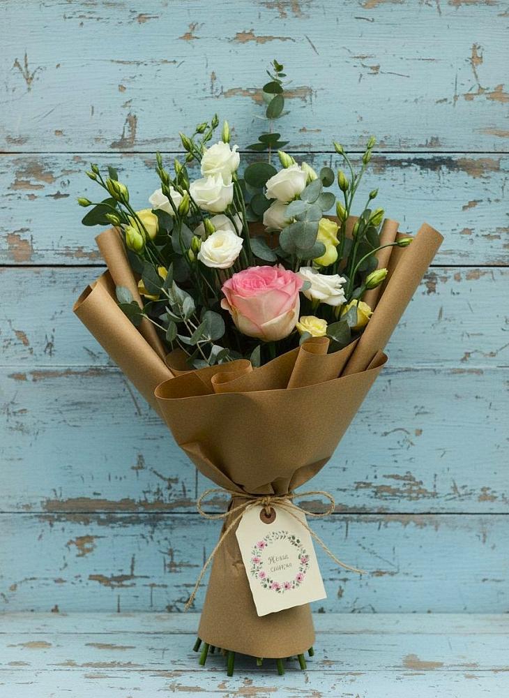 Букет цветов из: Розы и Лизиантусы в Холбоне