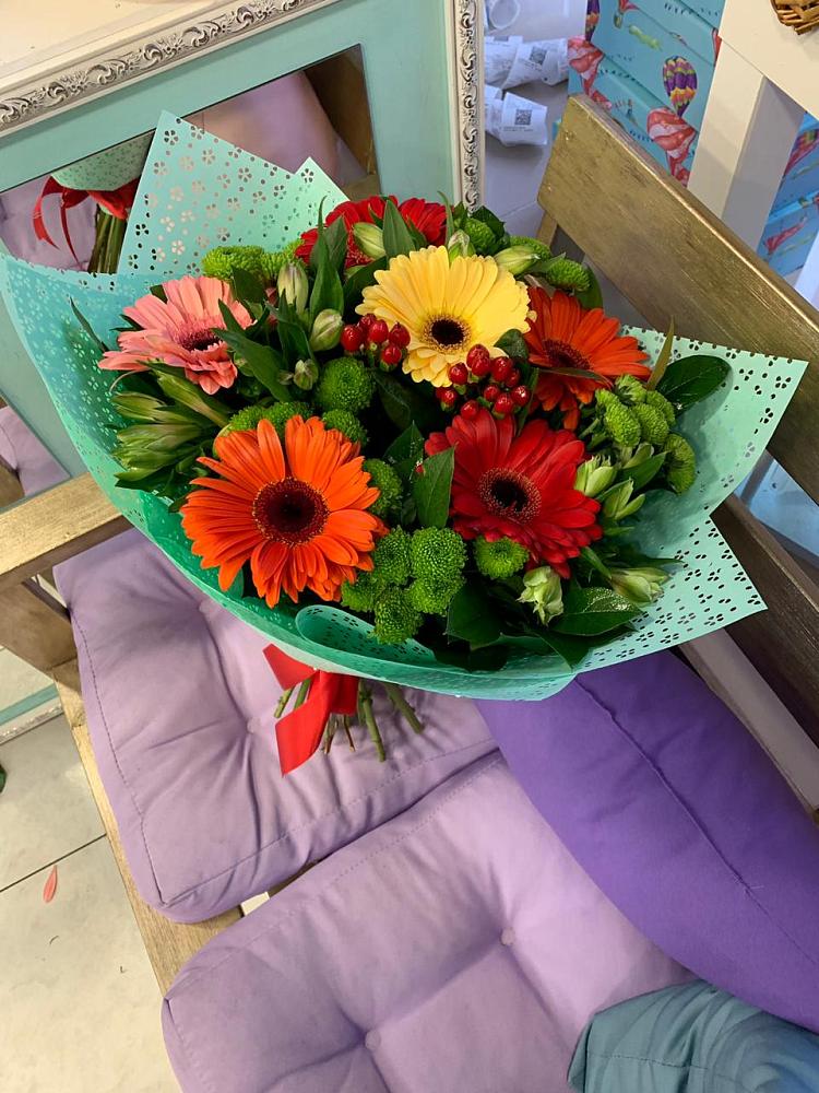 Букет цветов из: Герберы, Хризантемы и Альстромерии в Холбоне