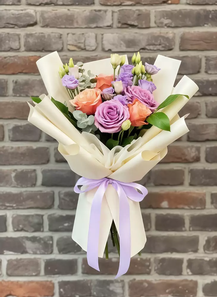 Букет цветов из: Лизиантусы и Розы в Холбоне