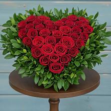 Цветочная композиция из Розы в виде сердца в Холбоне