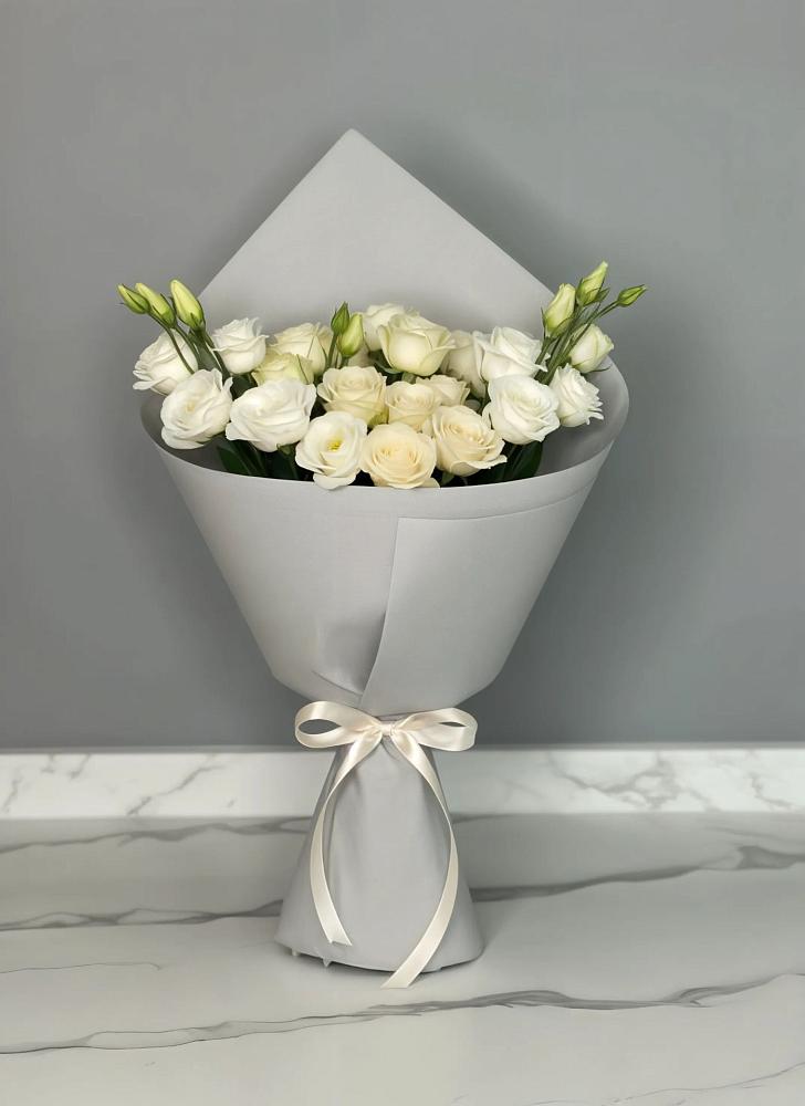 Букет цветов из: Розы и Лизиантусы в Холбоне