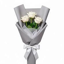 Букет 3 белые розы в Холбоне