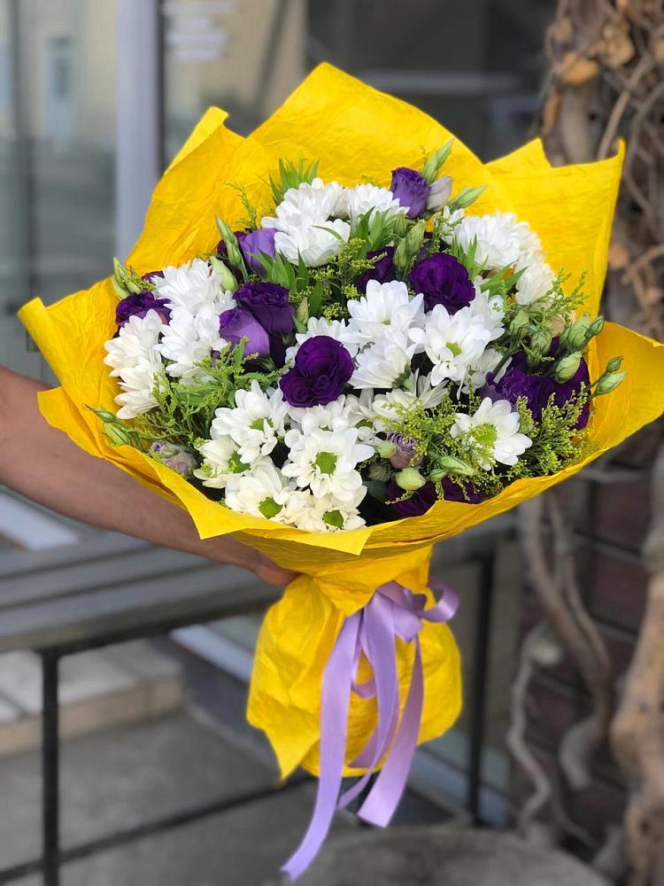 Букет цветов из: Ирисы, Хризантемы и Ромашки в Холбоне