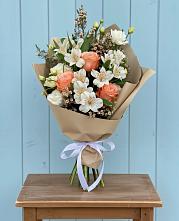 Букет цветов из:  Альстромерии, Лизиантусы, Розы и Хризантемы в Холбоне