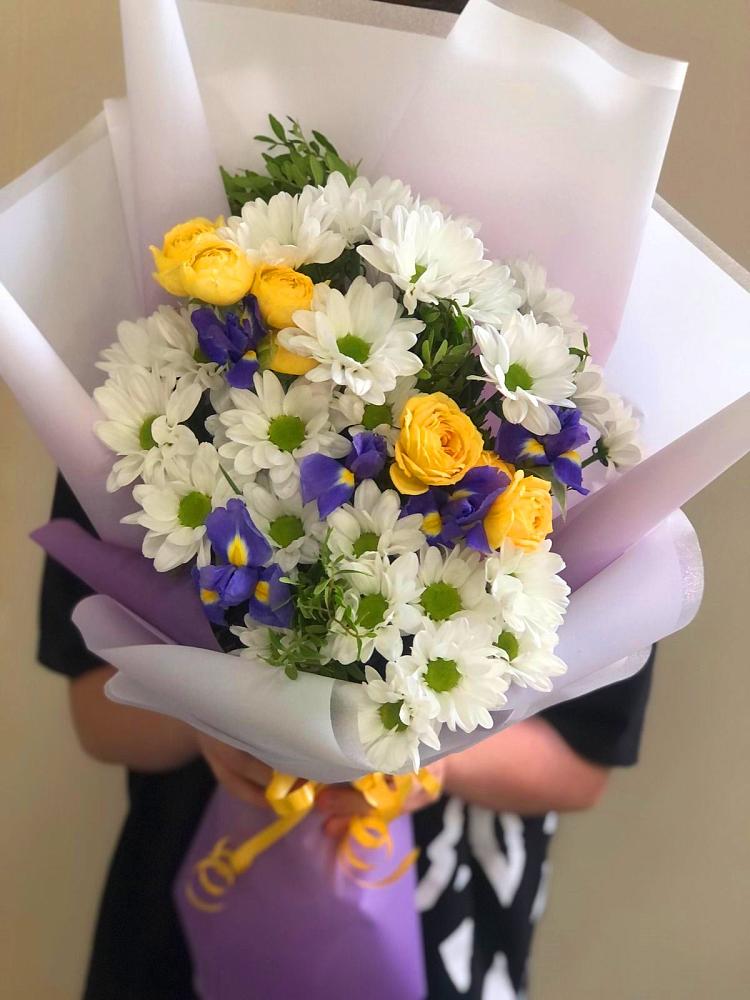 Букет цветов из: Ирисы, Хризантемы и Розы в Холбоне