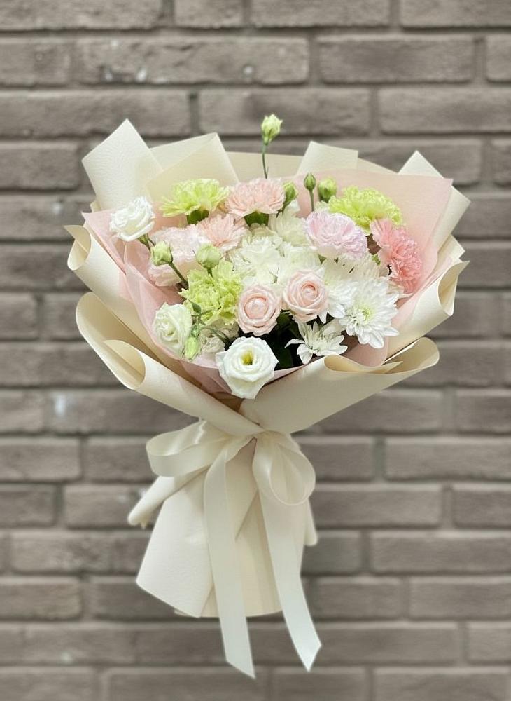 Букет цветов из: Гвоздики, Розы, Лизиантусы и Хризантемы в Холбоне