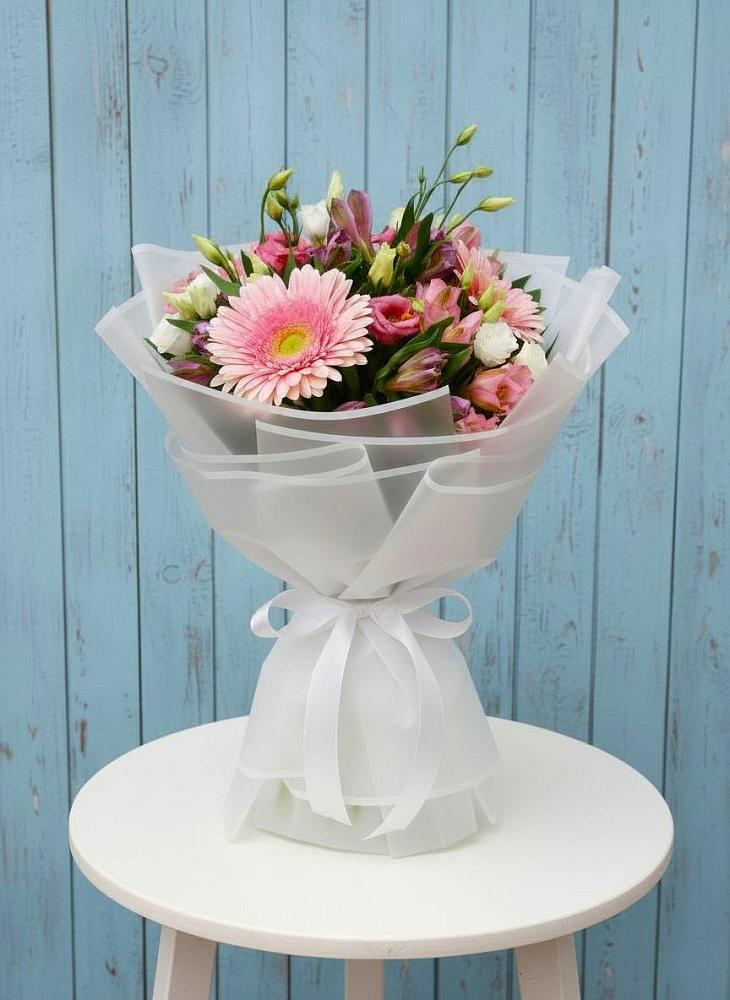 Букет цветов из: Герберы, Альстромерии и Лизиантусы в Холбоне