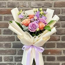 Букет цветов из:  Лизиантусы и Розы в Холбоне