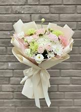 Букет цветов из:  Гвоздики, Розы, Лизиантусы и Хризантемы #REPLACE_PRED# Холбоне