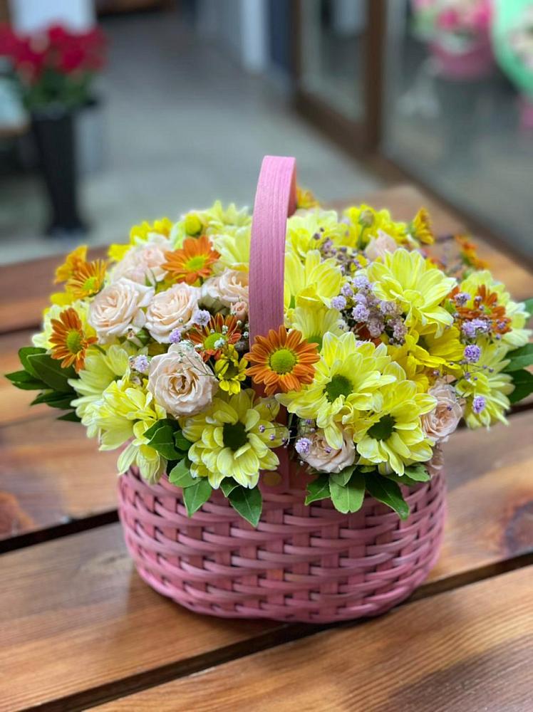 Цветочная композиция из Хризантемы и Розы в корзине в Холбоне