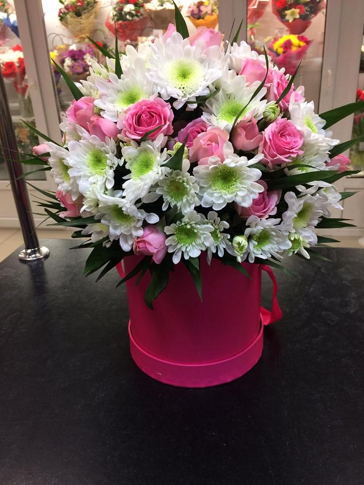 Цветочная композиция из Розы и Хризантемы в шляпной коробке в Холбоне