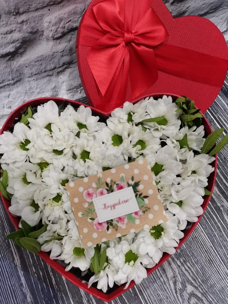 Цветочная композиция из Хризантемы в виде сердца в Холбоне