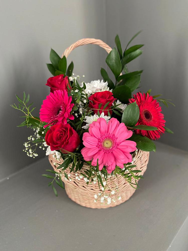 Цветочная композиция из Розы, Хризантемы и Герберы в корзине в Холбоне