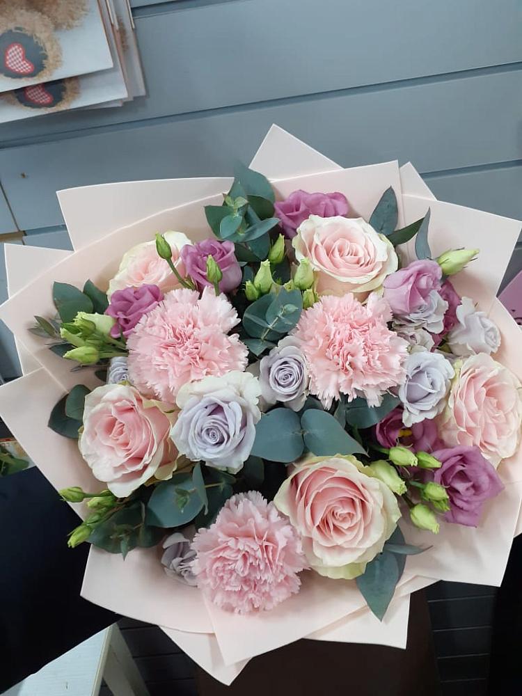 Букет цветов из: Розы, Гвоздики и Лизиантусы в Холбоне