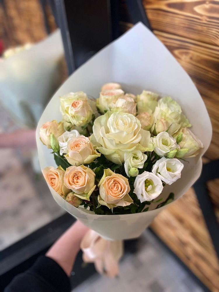 Букет цветов из: Розы и Лизиантусы в Холбоне