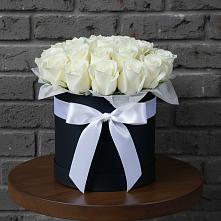 Цветочная композиция из Розы в шляпной коробке в Холбоне